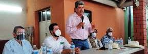 Agricultores y empacadores de limón declararon al movimiento «113 por el Campo», encabezado por Valentín Rodríguez, que la condición agrícola del Valle de Apatzingán ya es insostenible, debido al sinnúmero de problemas que a diario enfrentan y que crece cada día ante la falta de apoyos. En una reunión en Apatzingán, a la que también asistieron líderes campesinos y profesionistas de diversos sectores, el inversionista de la agroindustria los invitó a sumarse a esta lucha para que se le devuelva al campo el recurso que se le quitó y evitar un nuevo recorte presupuestales para el 2021. Valentín Rodríguez les dijo que «debemos luchar juntos para que se reconozca el valor del campo michoacano» y de este valle con «tierra y clima fértil y con gente tan trabajadora». Lamentó que el jugo de limón congelado que «utilizamos en nuestra planta para la exportación de aguacate, lo importamos de Estado Unidos, pero éste se produjo aquí; algo pasa y es la falta de apoyo para dar valor agregado a nuestras producciones». Bernardo Bravo, presidente del Sistema Producto Limón, introdujo que los problemas del sector van desde el control de plagas, la ausencia de la legalidad en la aplicación de los agroquímicos permitidos, la inseguridad «que nos tiene con la capa caída y que nos limita en movilidad y en la cadenas de suministros, así como el paro intermitente del corte de limón que deja a muchos fuera de la competencia». Otro productor lamentó que después de casi 3 décadas de créditos constantes y pagos puntuales, «este año me dieron un patada, se nos cortan las alas, el campo se está debilitando día a día». Denunciaron que el agua de drenaje de todos los municipios llega a sus sistemas de riego, ante la falta de plantas potabilizadoras, con lo que se pone en riesgo el consumo de la fruta en los mercados nacionales e internacionales. Pero el problema más sentido, dijo, es el que enfrentan los cortadores de limón, quienes sólo tienen trabajo tres días de la semana y ganan 180 pesos por jornada para mantener a sus familias. Puntualizaron que todo ello es el sentir, no sólo de productores apatzinguenses, sino de la región, en la búsqueda de un mejor precio a su trabajo, mientras la política federal que se ha venido implementando para la agricultura es limitada. Concluyeron que es insostenible la condición en qué se produce el limón en la región, porque muchos programas no fueron funcionales, como fue el apoyo para adquirir tractores, ya que únicamente benefició a quienes más recursos tenían. Finalmente, Valentín Rodríguez les aseguró que una de las demandas principales que atenderá «113 por el Campo» será la exigencia para que se revise Financiera Rural, porque «perdió su objetivo al exigir una tasa del 18% anual que simplemente no se puede pagar», así como para que los créditos continúen y lleguen a tiempo.