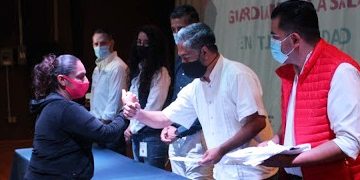 Reciben 64 Auxiliares de Salud estímulos económicos