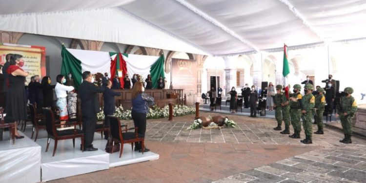 Reconocen labor de personal médico con Presea Constitución de 1814