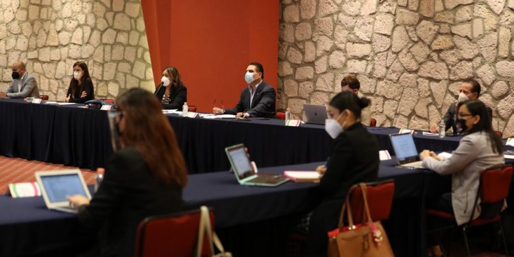 Llama Silvano a cerrar filas con sociedad civil para combatir violencia de género