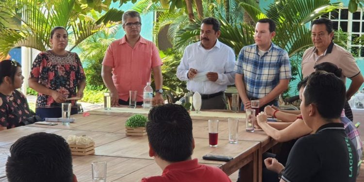 Ángel Custodio atiende gestiones de apatzinguenses