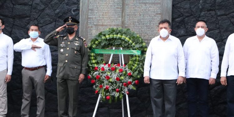 Con guardia de honor, José Luis Cruz conmemora 206 Aniversario de la Constitución de Apatzingán