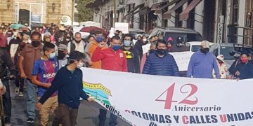 A 42 años de presencia de Colonias y Calles Unidas, A.C., miles de Patzcuarenses participan en su tradicional marcha de aniversario