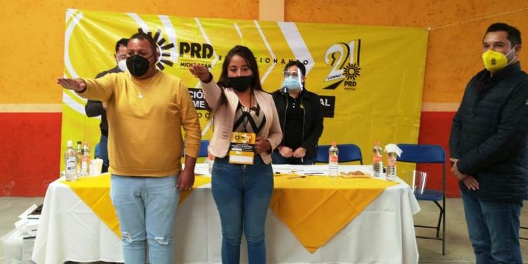 Toma protesta nueva dirigente y consejo del PRD en Contepec