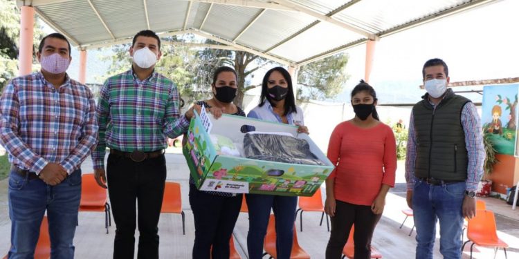 Octavio Ocampo en Tuzantla pone en marcha obras educativas, entrega de cunas y medicamentos