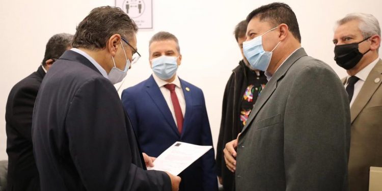 Feliciano Flores gestiona mejoramiento de caminos y carreteras para Michoacán