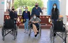 Humberto González entrega sillas de ruedas y apoyos en Huandacareo e Indaparapeo