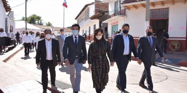 La presidenta Macarena Chávez, encabezó la celebración del 70 aniversario de elevación a municipio de Lagunillas