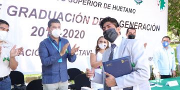 Octavio Ocampo apadrina generación de alumnos del ITSH y entrega lentes y cunas