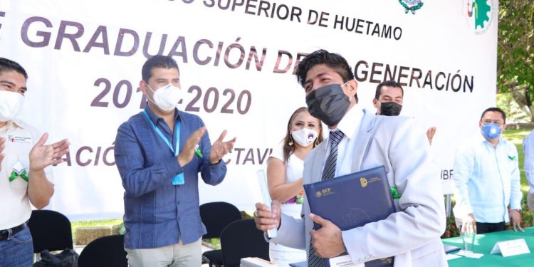 Octavio Ocampo apadrina generación de alumnos del ITSH y entrega lentes y cunas
