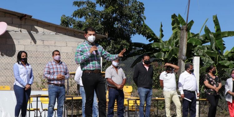 Octavio Ocampo e IIFEEM entregan mobiliario y arrancan obras de rehabilitación en región oriente