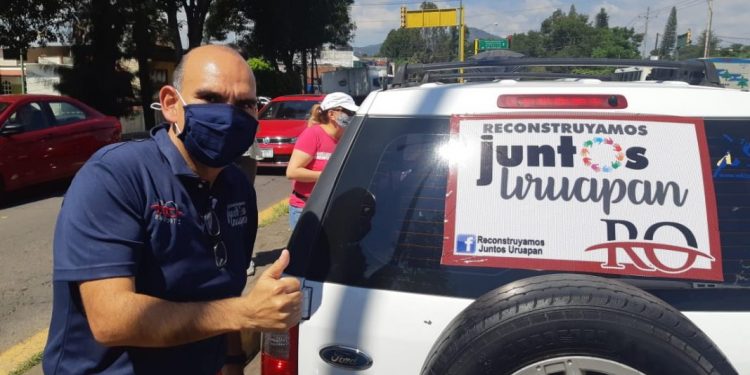 Exitosa pega de microperforados por el equipo de Reconstruyamos Juntos Uruapan que encabeza Rafa Ortiz