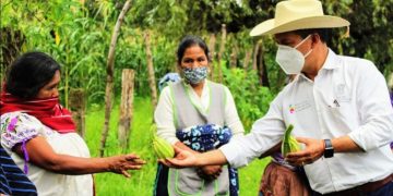 La mujer da vida y hace florecer el campo michoacano