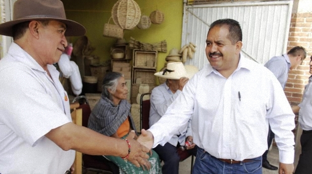 Lupillo Aguilera entrega material para construcción de puente en San Ángel Zurumucapio