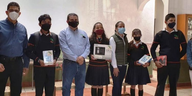 Benefician a estudiantes del CECyTEM del oriente del estado con herramientas tecnológicas