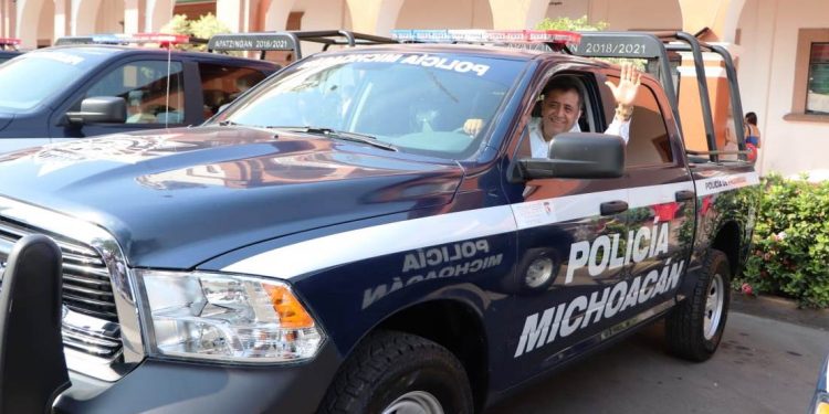 Se fortalece seguridad de Apatzingán con 9 vehículos para patrullaje