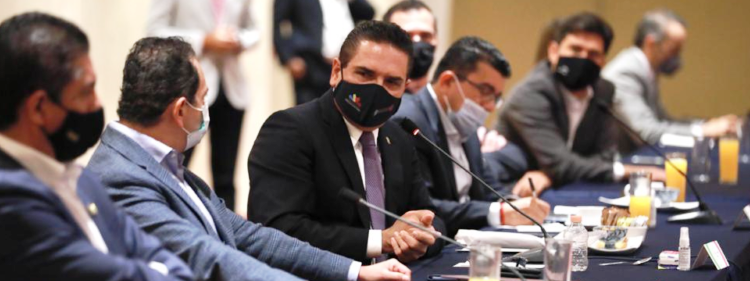 Convoca Silvano a empresarios a cerrar filas para defender a Michoacán
