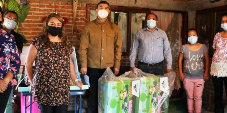 Octavio Ocampo atiende gestiones en Tuxpan y Jungapeo