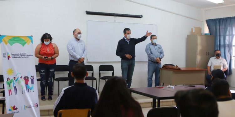 Semaccdet capacita a estudiantes de CECyTEM Uruapan sobre separación de residuos