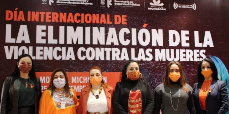 Debido al confinamiento, muchas familias han tenido que lidiar con adecuaciones inesperadas a sus vidas, donde la alimentación no es la excepción y es que el tema del sobre peso, la obesidad y desnutrición, contrario a lo que se podría pensar, ha venido en aumento. Por ello, la Diputada Cuquita Cabrera, en conjunto con todos los integrantes de la fracción panista, con el respaldo de las propuestas de la CANACINTRA, Delegación, Morelia, a través de su Presidente el Sr. Abelardo Pérez Estrada y por conducto de la legisladora, se presentó ante el pleno una Iniciativa donde se establecen ámbitos torales y de gran trascendencia como lo son: el derecho a la alimentación nutritiva, suficiente y de calidad, la elaboración de un programa estatal, que fomente el derecho a la alimentación nutritiva, dirigido principalmente a niñas, niños y adolescentes, que en interior de establecimientos, así como en los mercados locales se promueva gráficamente este derecho, principalmente en las áreas de alimentos de alto contenido calórico, que en las licencias expedidas a establecimientos y comercios se incluya como requisito el fomentar gráfica y permanentemente este derecho, evitar en lo posible, que las niñas, niños principalmente tengan a su alcance el acceso inmediato y directo a los productos de alto contenido calórico dando prioridad a aquellos que sean nutritivos y saludables. “Con estas y otras acciones contempladas en el proyecto, buscamos informar desde el hogar, transitar a una sana alimentación, generar esquemas que no busquen lesionar la economía, generar convenios con las y los empresarios, para que realmente se comprometan con la sociedad y lo más importante, ayudar a nuestras niñas y niños. Cada día que pasa, una niña, niño o adolescente, pone en riesgo su salud, ante la ausencia de marco jurídico que garantice su derecho a la alimentación nutritiva. Esta pandemia nos demostró algo, que la salud es un valor muy preciado, pero que además se requiere de calidad de vida para disfrutarla. Por quienes mañana serán el motor de este Estado, es necesario que desde hoy les otorguemos los elementos para que puedan lograrlo” Concluyó Cuquita Cabrera