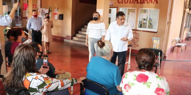 Alcalde de Apatzingán entrega apoyos a la ciudadanía