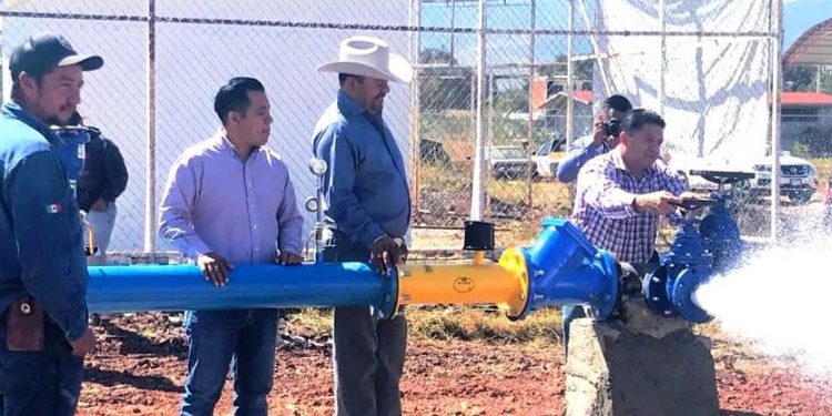 Inaugura Feliciano Flores pozo de agua potable en Zináparo