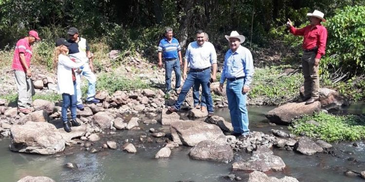 Recorre Feliciano Flores canal de riego en Zicuirán