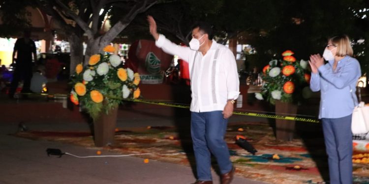 José Luis Cruz y Minerva Guízar encienden catrina de 8 metros