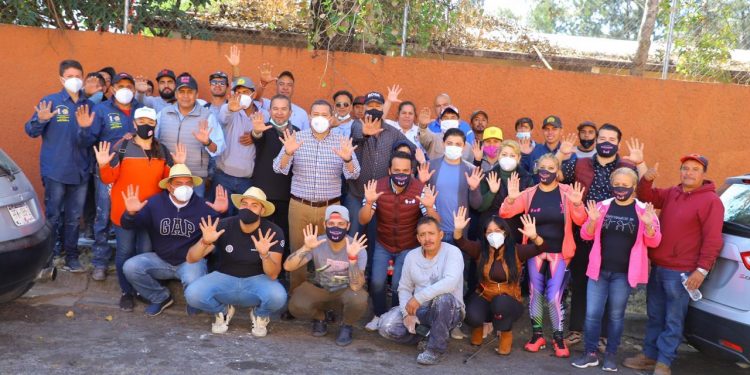 Junto a recolectores de basura y vecinos, Juan Carlos Barragán le cambia la imagen a la colonia Lomas del Tecnológico