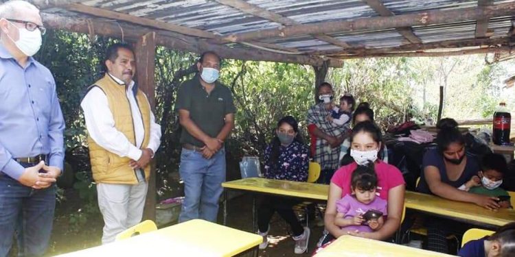 Lupillo Aguilera inaugura obras educativas en Huiramba