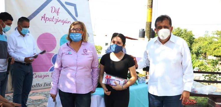 Entregan becas académicas PAMAR en Apatzingán