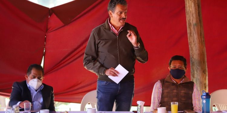 Revisan avances del rescate y conservación del lago de Zirahuén