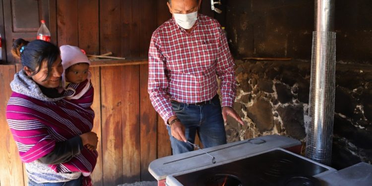 Semaccdet entrega 25 estufas ecológicas más en Angahuan