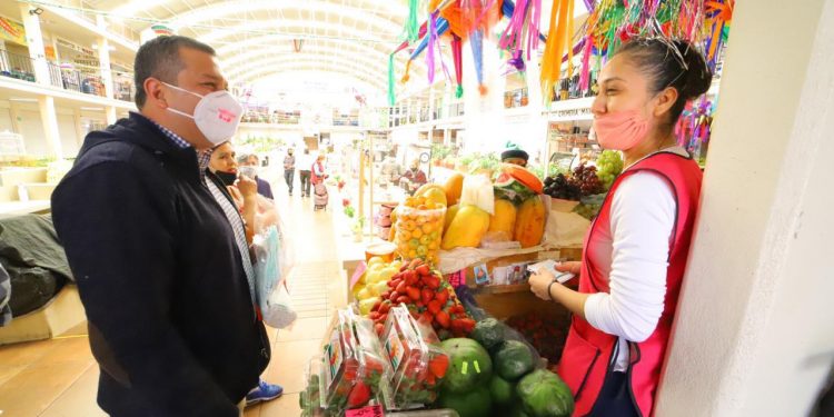 Escucha Juan Carlos Barragán necesidades de comerciantes del mercado Santo Niño