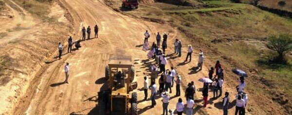 Rehabilita Sedrua 28 kilómetros de caminos rurales en Coalcomán