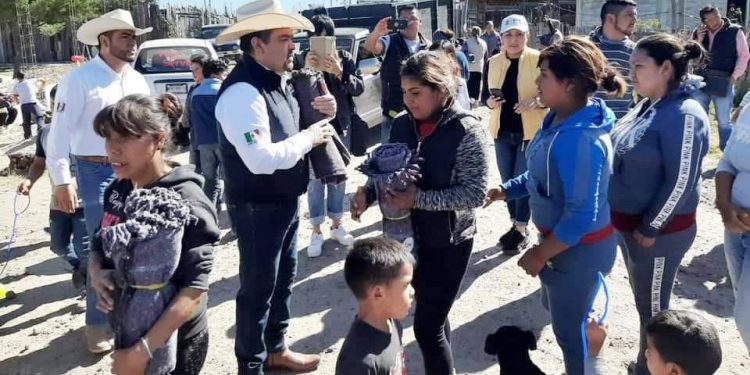 Continúa Tony Martínez con la entrega de cobijas en Hidalgo