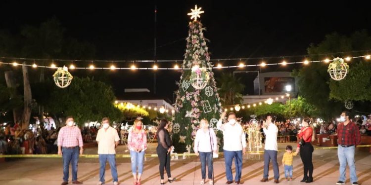 En Apatzingán José Luis Cruz enciende el árbol navideño