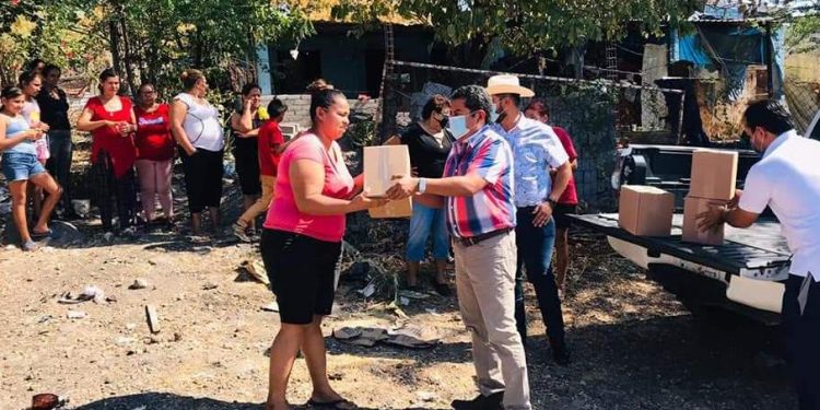 Ángel Custodio entrega apoyos alimentarios a las y los apatzinguenses