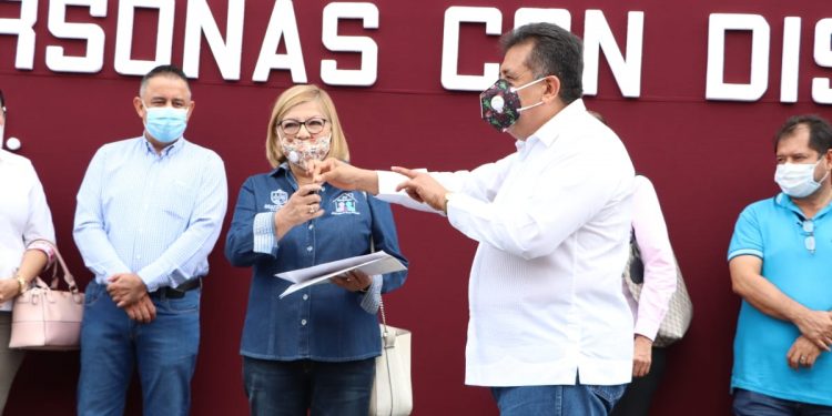 José Luis Cruz entrega vehículo al DIF Municipal de Apatzingán