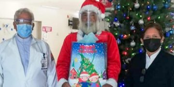 Visitante inesperado reparte regalos y esperanza en el Hospital General de Apatzingán
