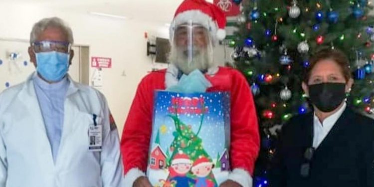 Visitante inesperado reparte regalos y esperanza en el Hospital General de Apatzingán