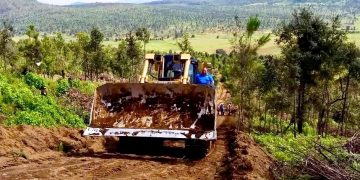 Rehabilita Gobierno de Michoacán 29 km de caminos saca cosechas en La Huacana