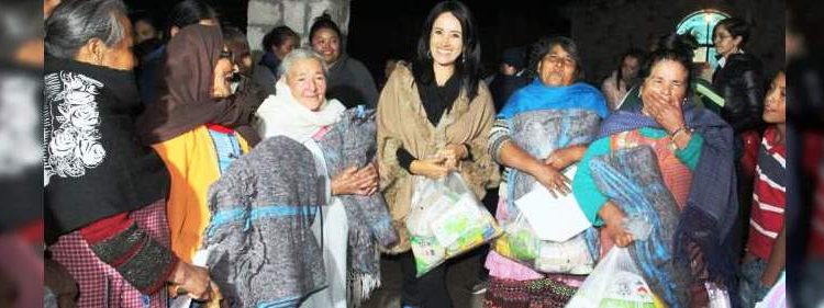 Lucila Martínez entrega cobijas en comunidades de Huandacareo