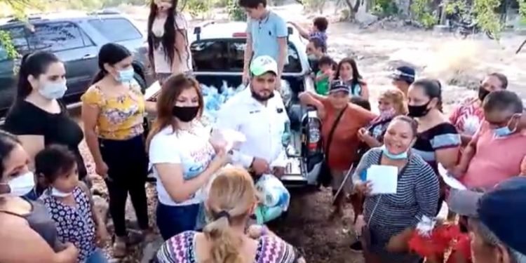 Jóvenes por Apatzingán llevan alegría, regalos y convivencia a la zona rural
