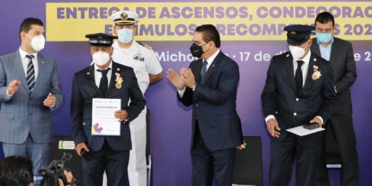 Reconoce Octavio Ocampo elementos de la Policía en Michoacán