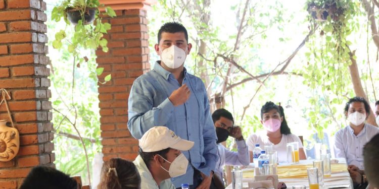 Se reúne Octavio Ocampo con maestros de Telebachilleratos