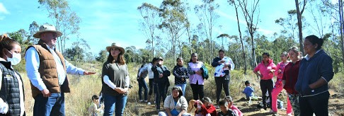 Supervisa Macarena Chávez construcción de tanque de agua en Huatzanguio