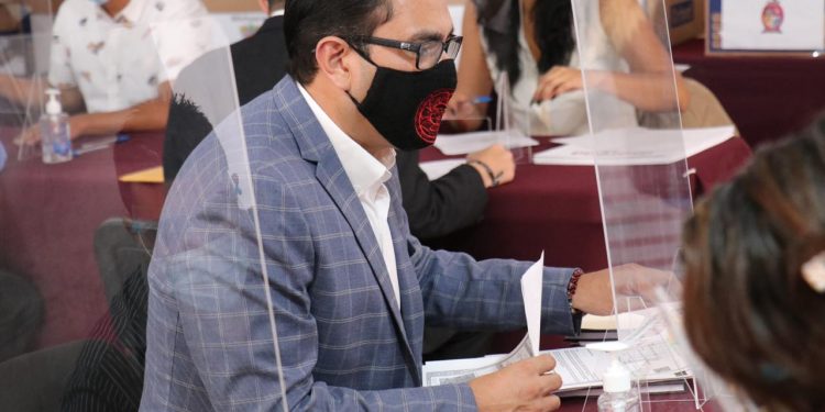 Priorizar tranquilidad y justicia; Víctor Serrato se registra como precandidato a la gubernatura de Michoacán