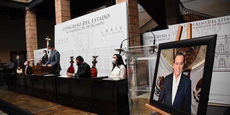 Develan diputados locales placa conmemorativa de Pascual Sigala Páez