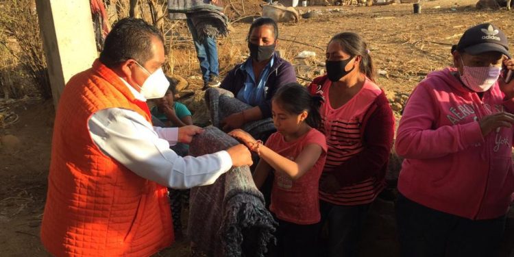 Lupillo Aguilera beneficia a la comunidad El Zapote en Pátzcuaro con programa Cuida y Cobija